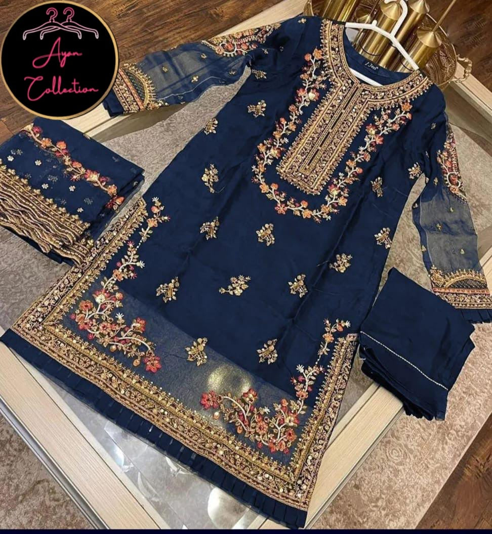 👗🤩Eid collection of 2025, featuring a handcrafted shirt with intricate handiwork and adorned with nugget stones and pearls 🎁