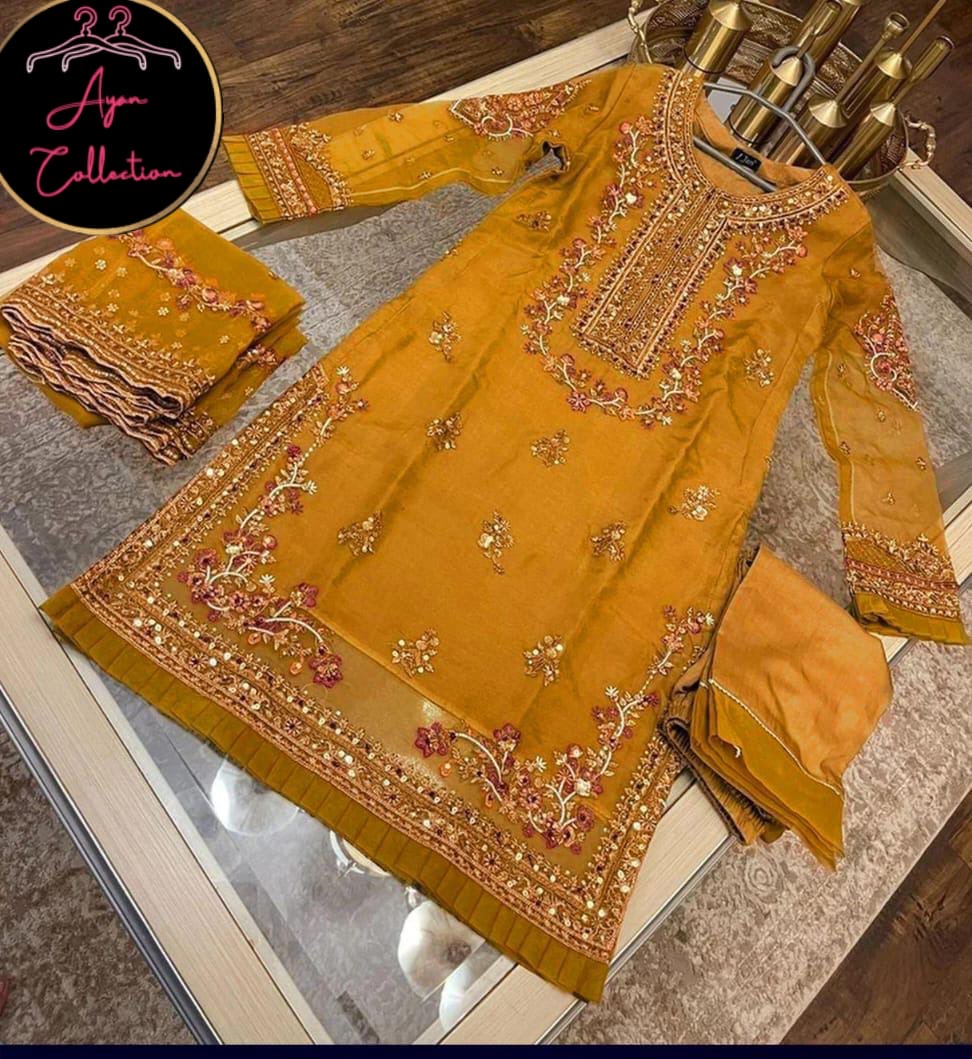 👗🤩Eid collection of 2025, featuring a handcrafted shirt with intricate handiwork and adorned with nugget stones and pearls 🎁