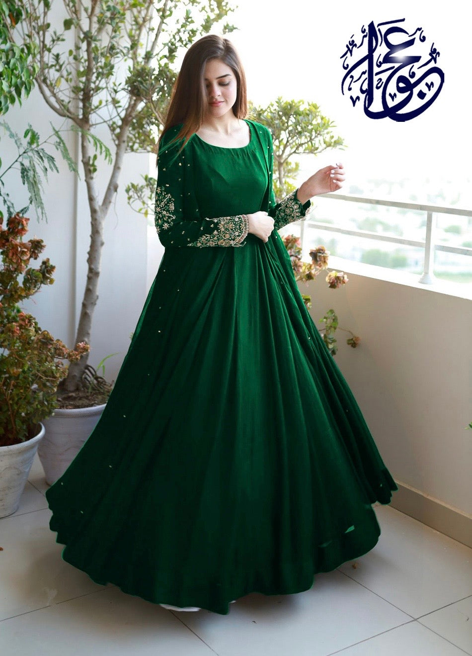 Stunning Embroidered Gown Set: Effortless Elegance!" ✨👗