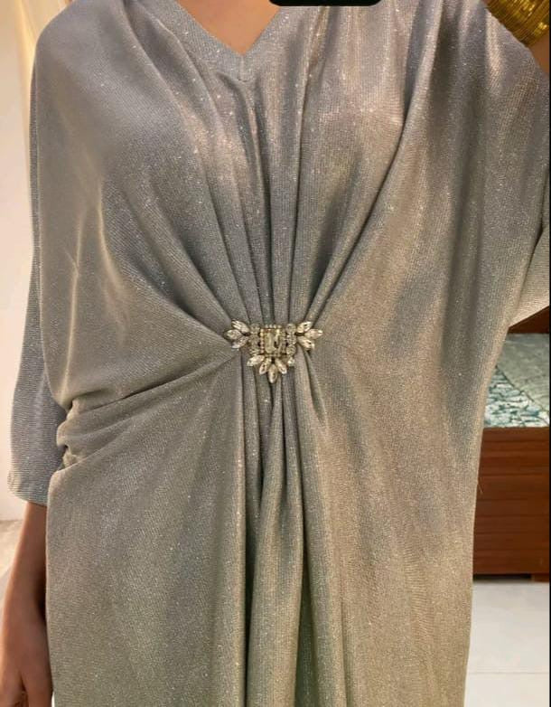 👗Elevate your style with this stunning Two Shades Moonlight Kaftan featuring a fancy broach.