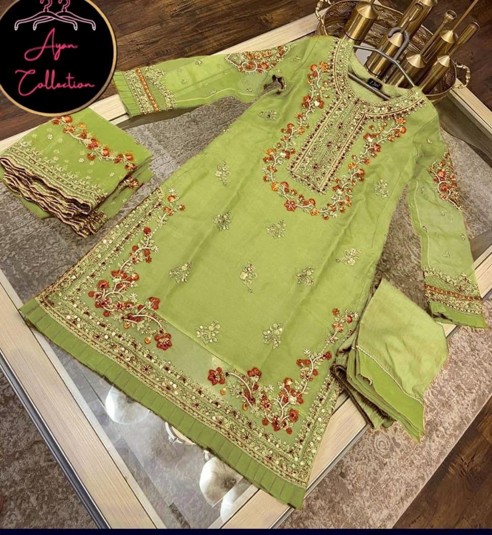 👗🤩Eid collection of 2025, featuring a handcrafted shirt with intricate handiwork and adorned with nugget stones and pearls 🎁