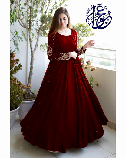 Stunning Embroidered Gown Set: Effortless Elegance!" ✨👗