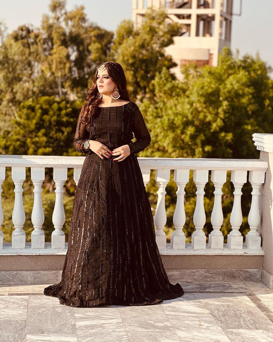 Hoorain's Maxi Masterpiece: Exquisite Ensemble ✨💎🌸